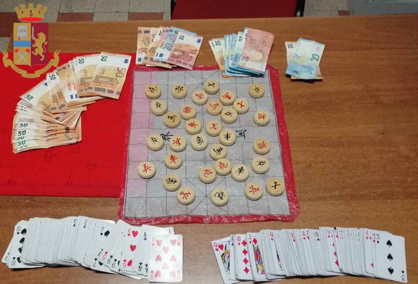 意大利警察太逗了，把这个叫“32个写汉字的骰子”