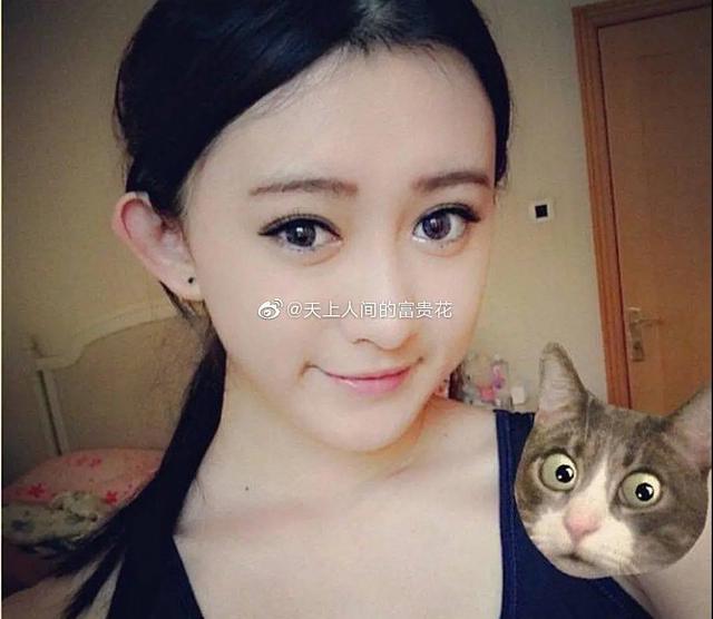 素颜看起来会更加清纯一些,就是脸型和眼睛,让人觉得很赵丽颖有五六分