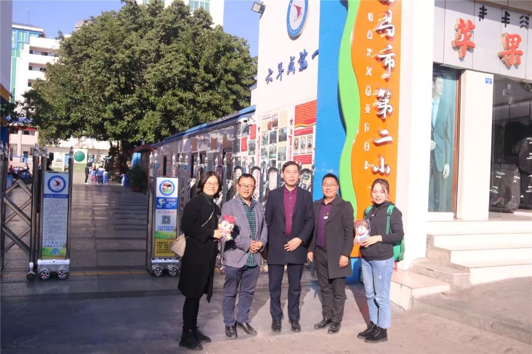 11月28日,左以及随行老师来到了西昌市第二小学进行参观学,在