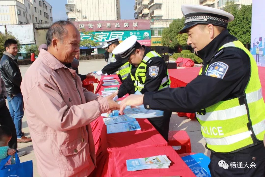 【为人民谋幸福】大余交警齐上阵 打造交通安全宣传"嘉年华"