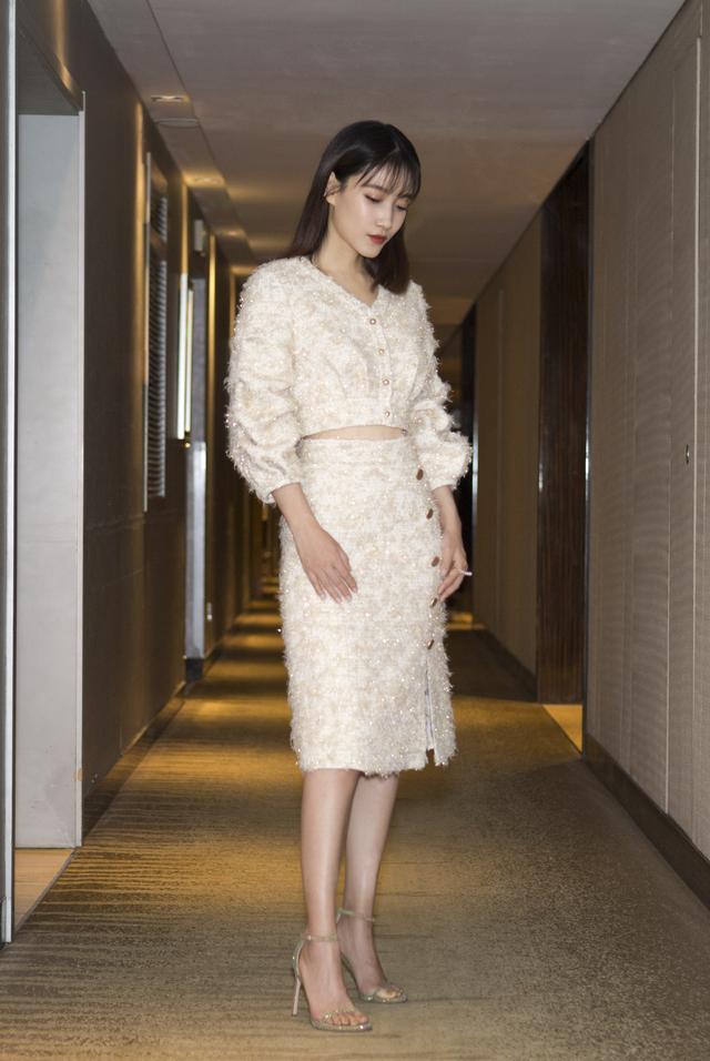 《热爱》开播!72位演员为啜妮甘作捧哏,衣品更是时刻不敢掉线