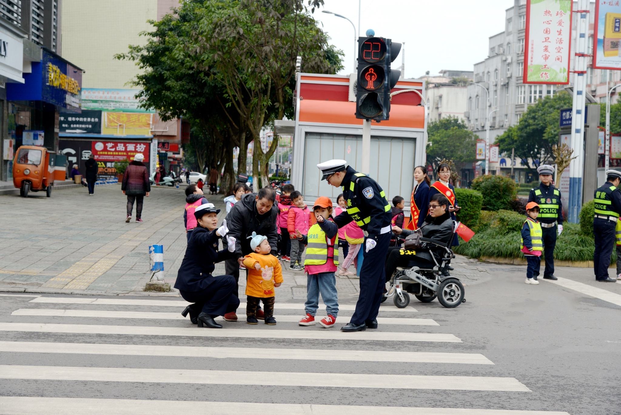 122全国交通安全日,江安贝贝幼儿园小朋友成了小小交通警察