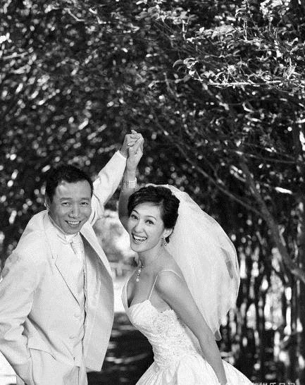 她曾被下药险失身，坐飞机坠海大难不死，今被富豪老公宠了8年