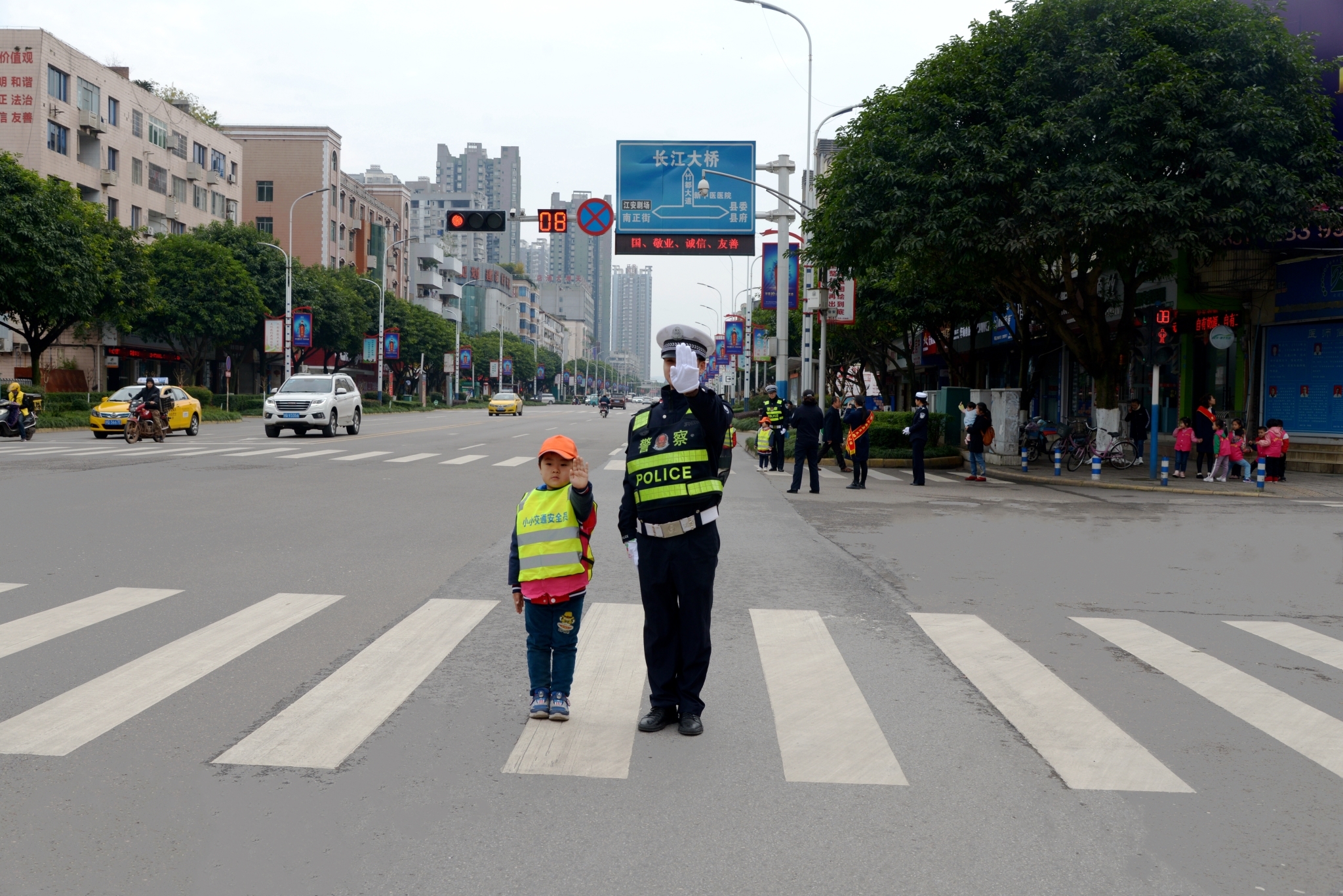 知识,也让孩子树立了交通安全意识,通过当"小小交警"让孩子们学以致用