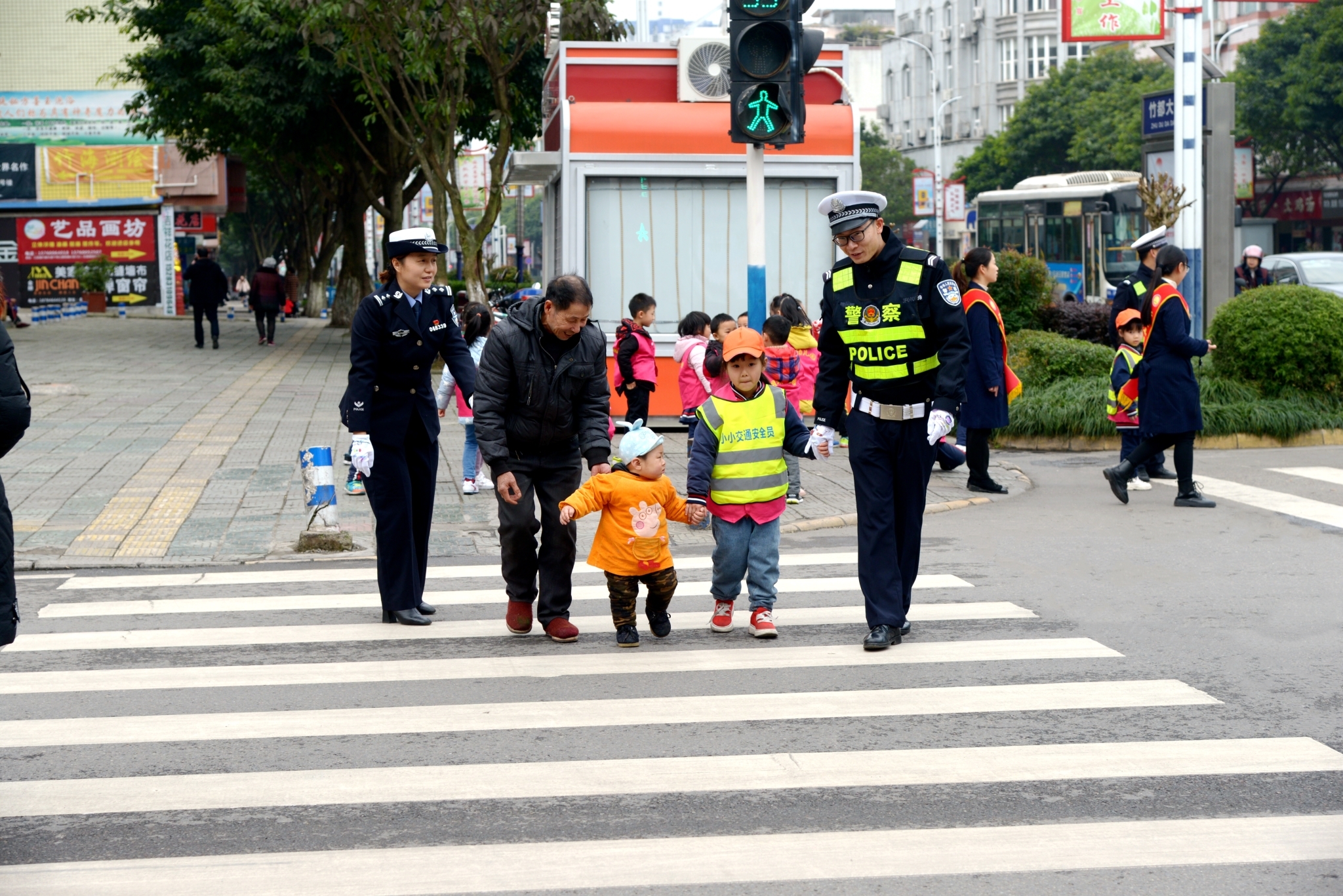 122全国交通安全日江安贝贝幼儿园小朋友成了小小交通警察