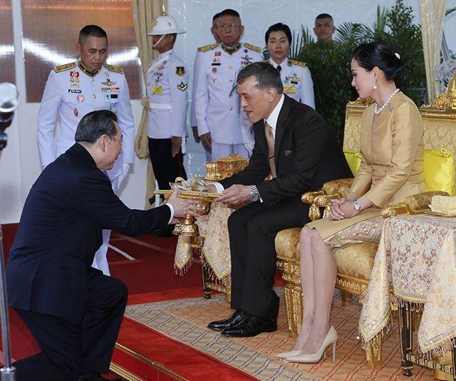 泰国国王王后最新照片 768c2ff13ddb481aa5d3204f23feb712.jpeg