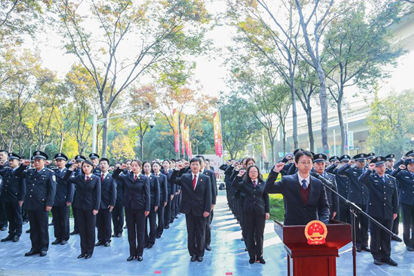 中共二大会址纪念馆前，百余名市级机关党员干部进行宪法宣誓