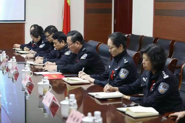 张玉阔代表局党委向长期战斗在艾滋病罪犯监管一线的警察和医务工作