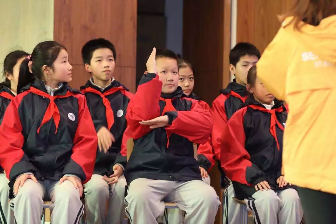 上海市建平中学西校的师生们以《垃圾分类,从我做起》为主题的小课堂