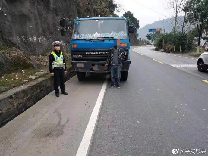 一司机驾驶证被扣111分仍侥幸驾车被重庆警方当场查获