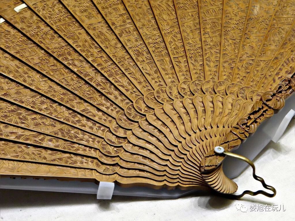 檀香木雕亭台人物故事折扇 清代