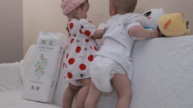 几个月宝宝会扶着站立 99082840442d49bd9a827f72dbe33a55.jpeg