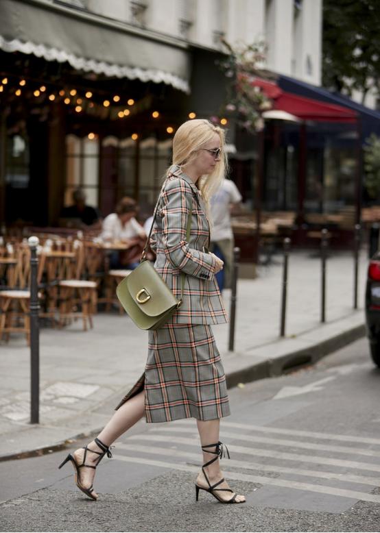 tiktok热门穿搭 bc56e1567f664bd89fe9fcc2f7addbd9.jpeg