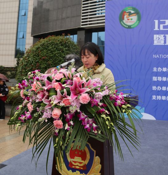 景德镇千名跑友雨中为文明交通安全奔跑