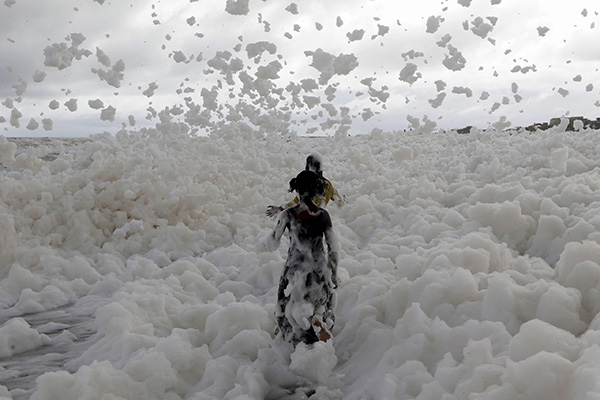 印度金奈海滩连续四天被白色泡沫覆盖引孩童玩耍，专家：有毒