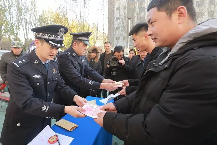 安丘公安局举行打击犯罪成果展暨赃款赃物返还大会!