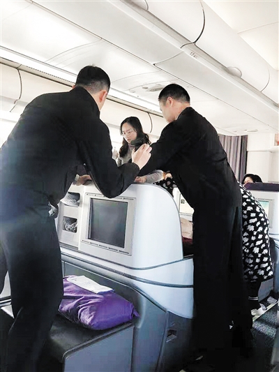 万米高空航班上乘客心脏骤停，重庆女医生抢出“黄金4分钟”
