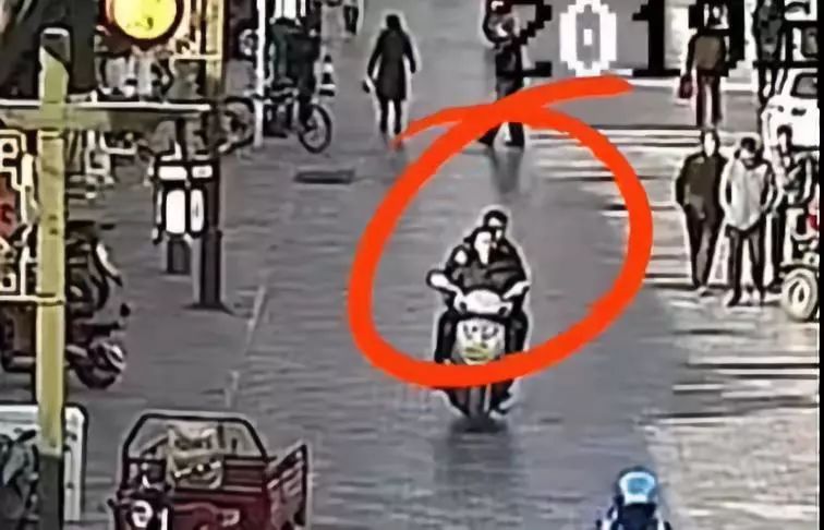 逃犯骑摩托载警察抓自己：我是谁？我在哪儿？