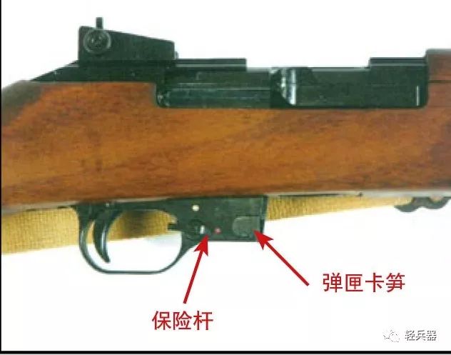 无法利用火药燃气完成机构后坐,故该枪采用自由枪机式工作原理