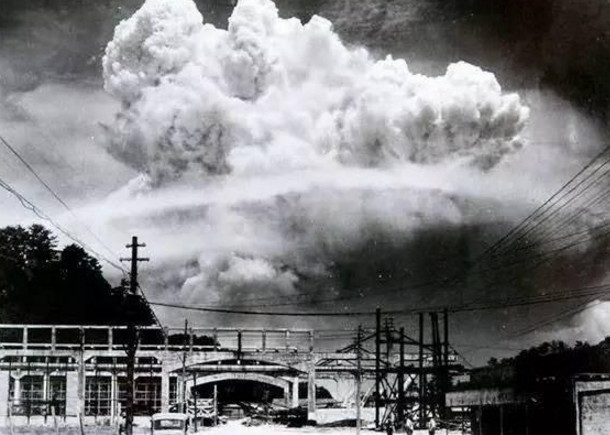 原子弹爆炸时的长崎 f924f27432984709ba1124b651e6fae4.jpeg