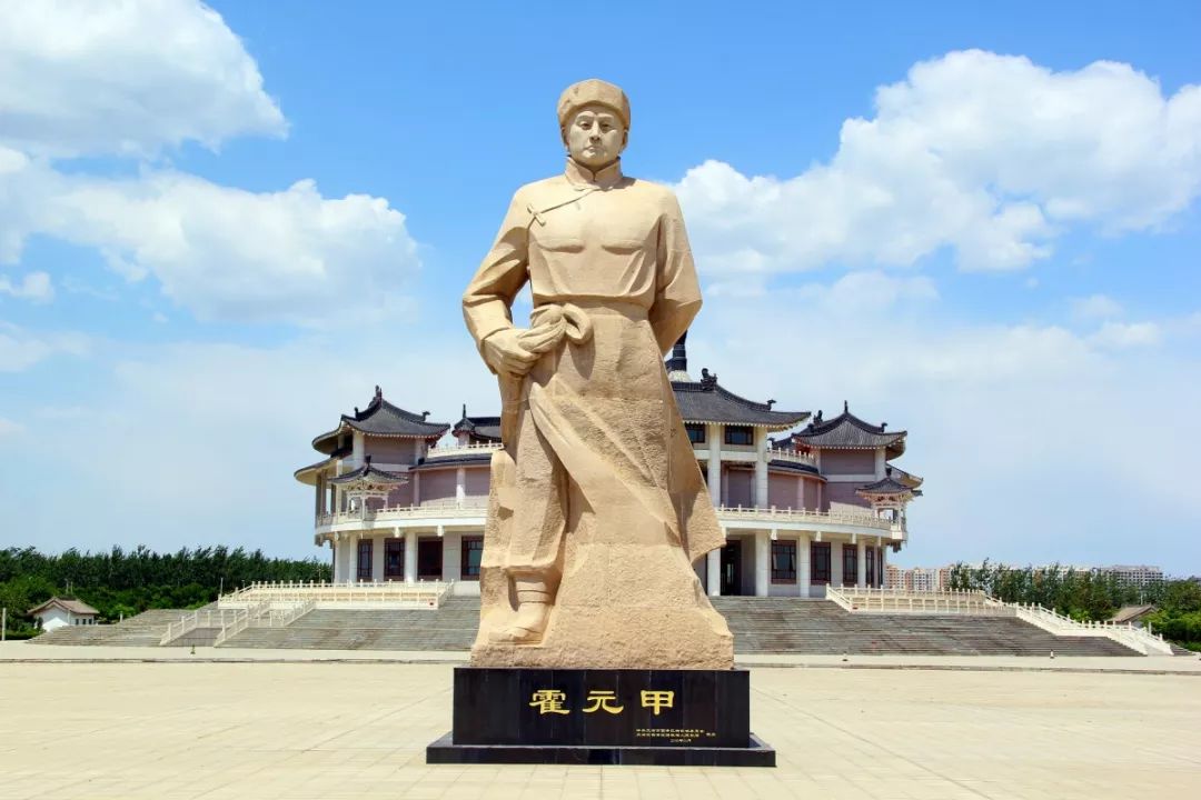 园区很大,主要分为精武馆,霍元甲像,霍元甲纪念馆以及霍元甲陵园这四