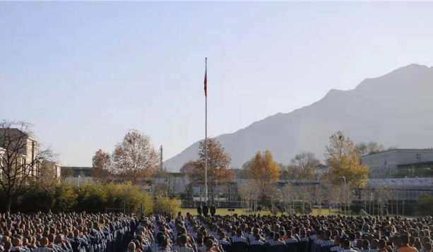 华山监狱全体警察齐聚操场,举行隆重的宪法宣传周启动仪式