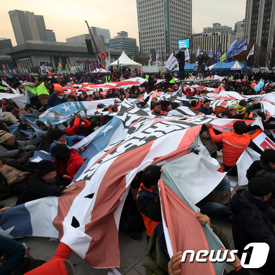 韩国民众在美国大使馆前抗议示威怒撕星条旗（图）