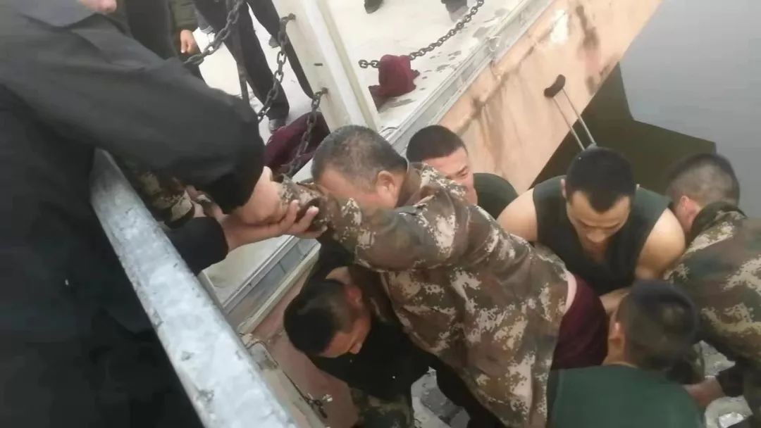 冰河救人,全网最帅武警兵哥哥!