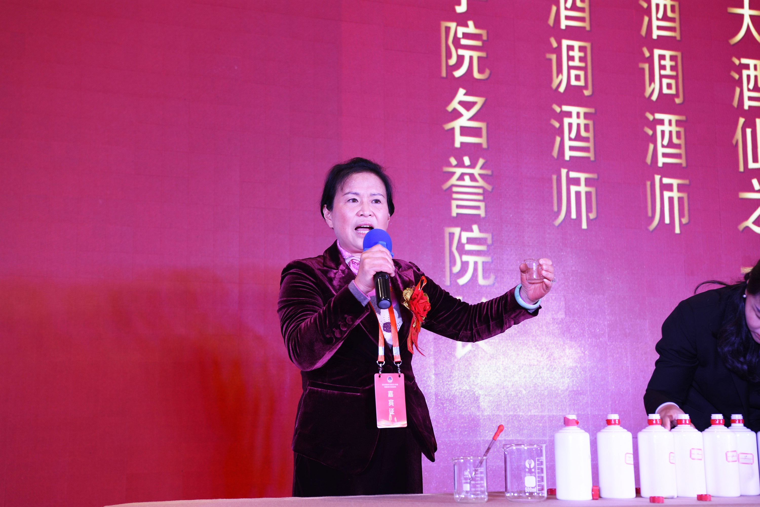 中国白酒品调大师,贵功酒首席调酒师冯小宁现场勾调贵功酒