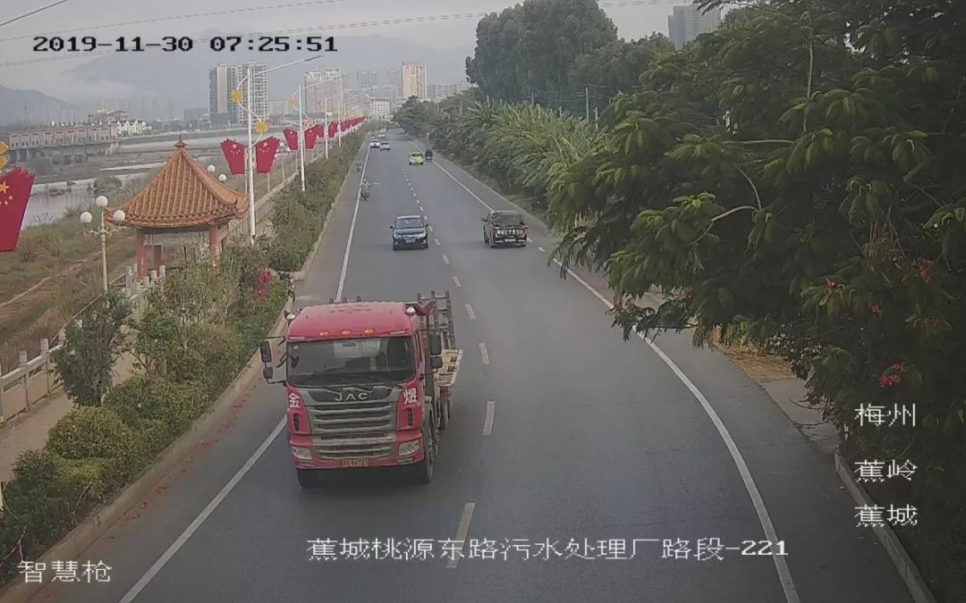 蕉岭交警最新曝光大货车违反禁令标志在河堤行