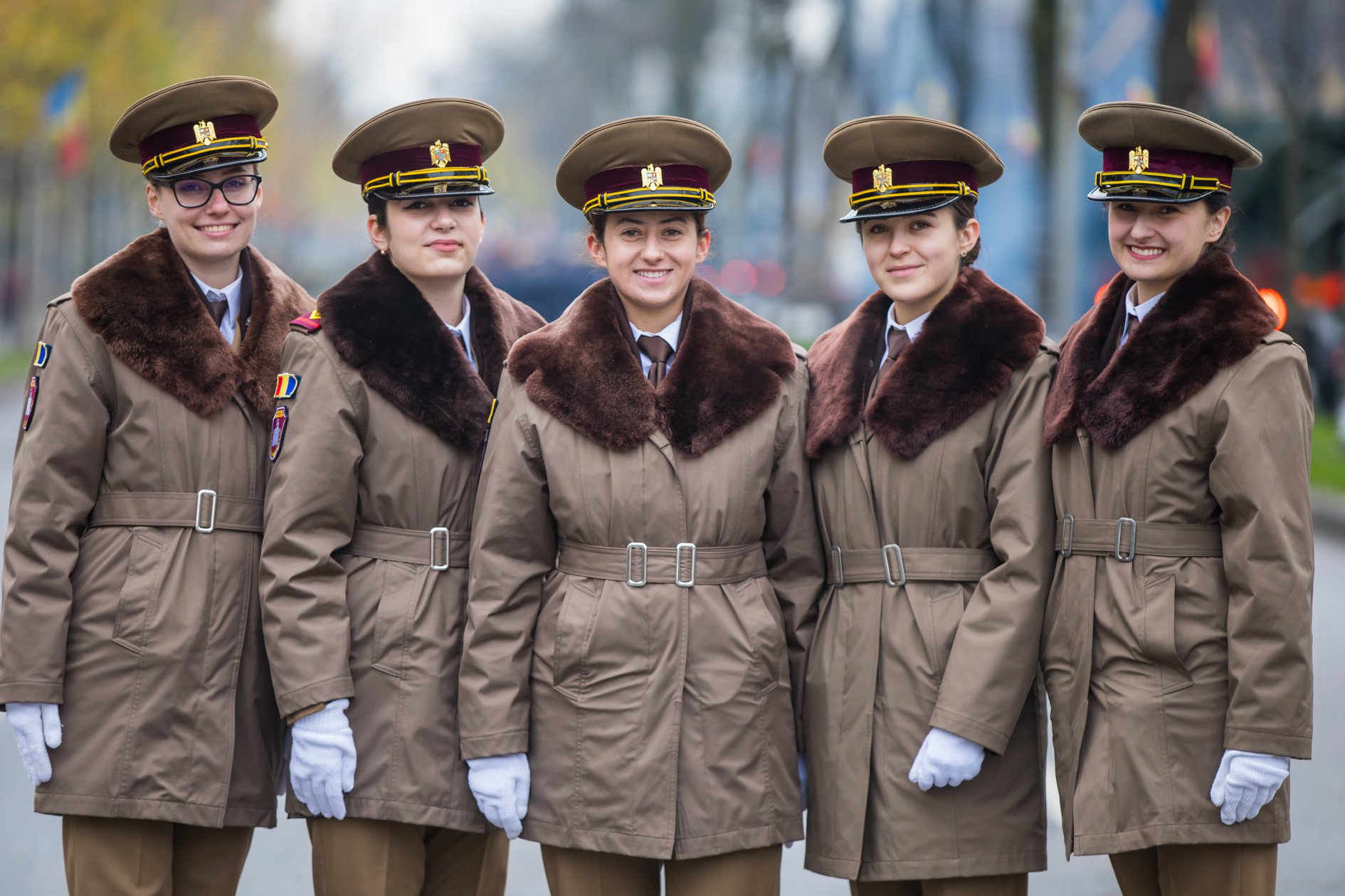 罗马尼亚举行年度阅兵受阅女兵亮眼