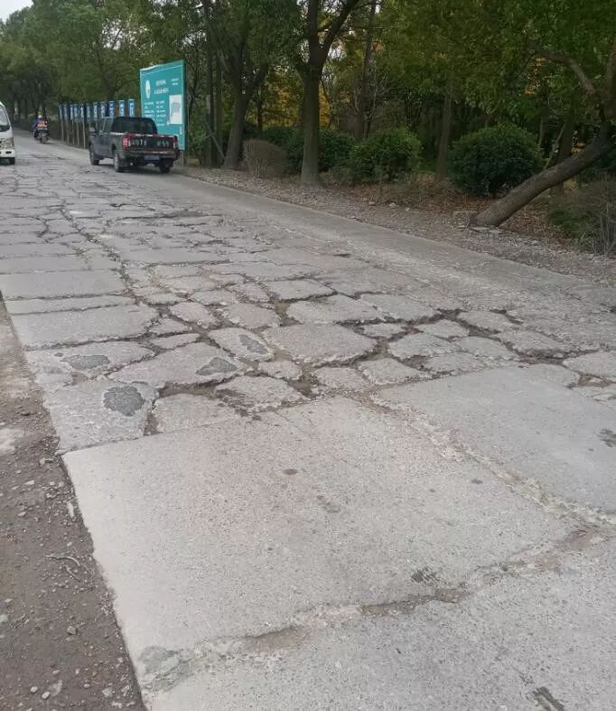 崇寿崇兴街往东的水泥路该好好修一下了!网友:我的车快不行了.