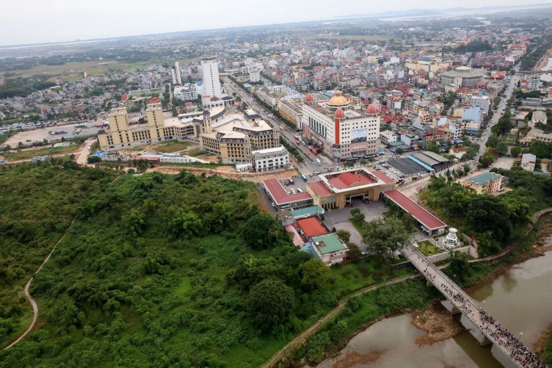 东兴市与越南芒街市仅一河之隔 2019年3月19日,中国东兴-越南芒街