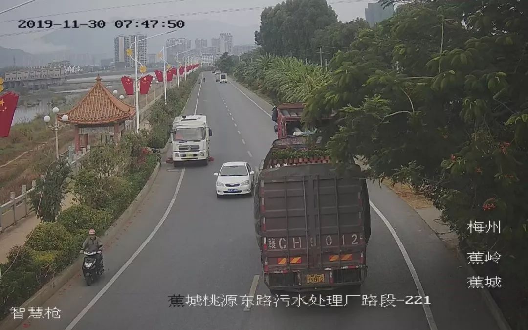 蕉岭交警最新曝光大货车违反禁令标志在河堤行