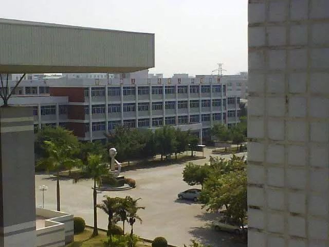 潮州市潮安区庵埠中学创办于1998年,是广东省一级学校.
