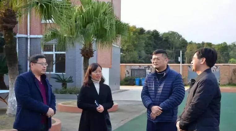 大邑县委常委宣传部长邓蔚调研成都列五中学大邑分校北街小学西区