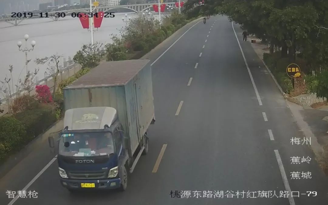 蕉岭交警最新曝光大货车违反禁令标志在河堤行