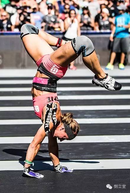 crossfit女汉子的倒立行走