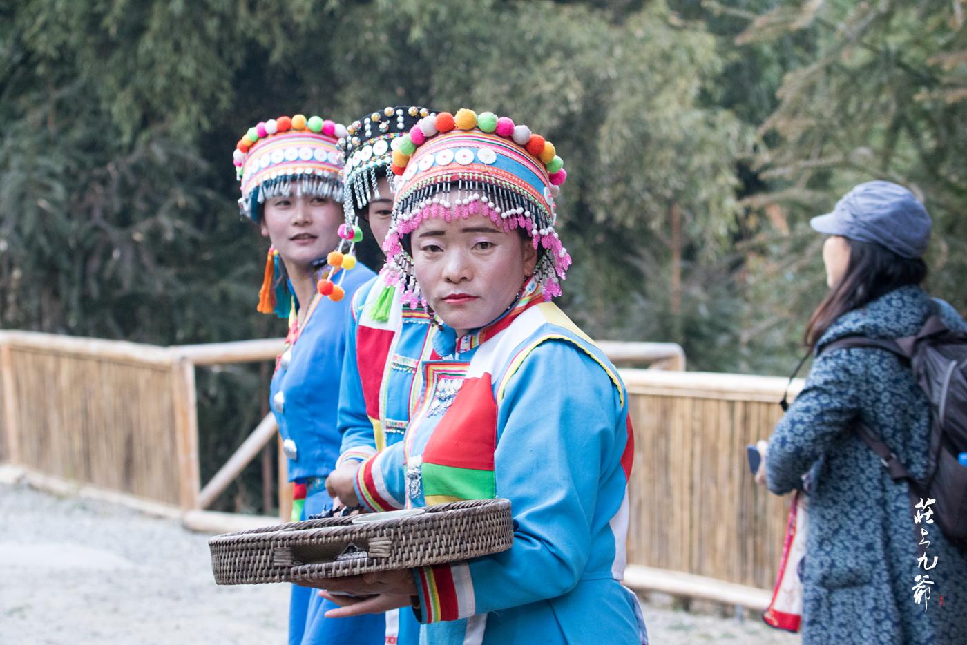 非常奇怪 大山中的农家门上全是无人认识的洋码子