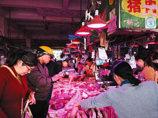 南宁猪肉价有所下降 市民买肉比上个月省钱