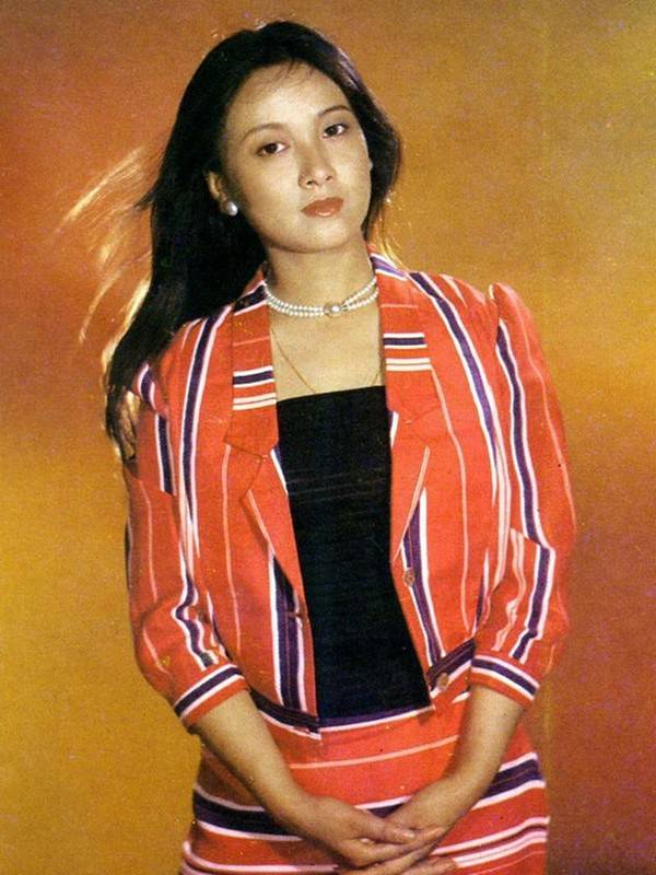 80年代女影星邓婕,罕见老照片,年轻时是个大美女