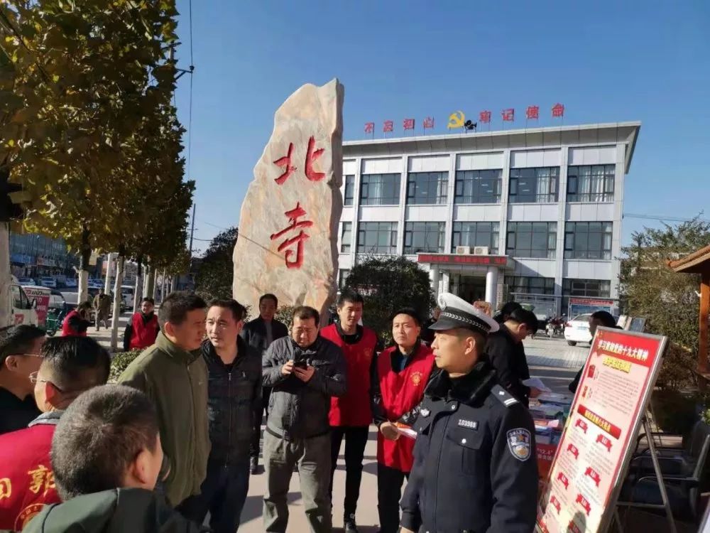 12月2日,巩义市回郭镇司法所组织镇综治,交警六中队,妇联,法律顾问