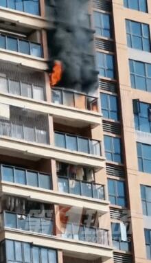 紧急！住宅楼20层突发火灾，母亲死命护幼女…