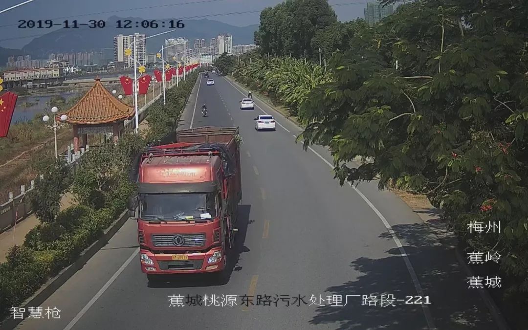 蕉岭交警最新曝光大货车违反禁令标志在河堤行