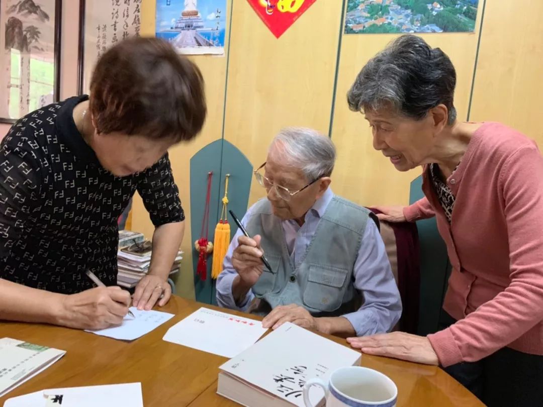 受访者顾尔玉,顾小玉和105岁的书法家顾振东