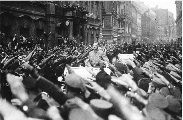 一战后因为《凡赛尔条约》的影响,德国处于水深火热之中,是希特勒靠着