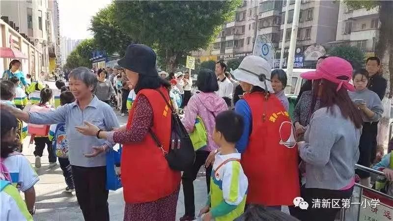 除了是家长,他们还是志愿者,在孩子的上放学路上保驾护航!