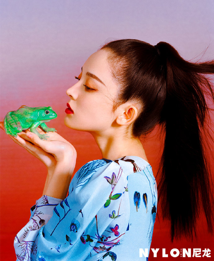油画质感 女星复古高马尾演绎森系鬼马少女_古力娜扎