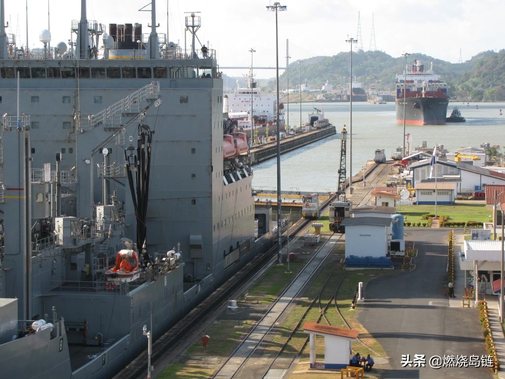 图片补全计划:美国海军"刘易斯·克拉克"级干货弹药补给舰