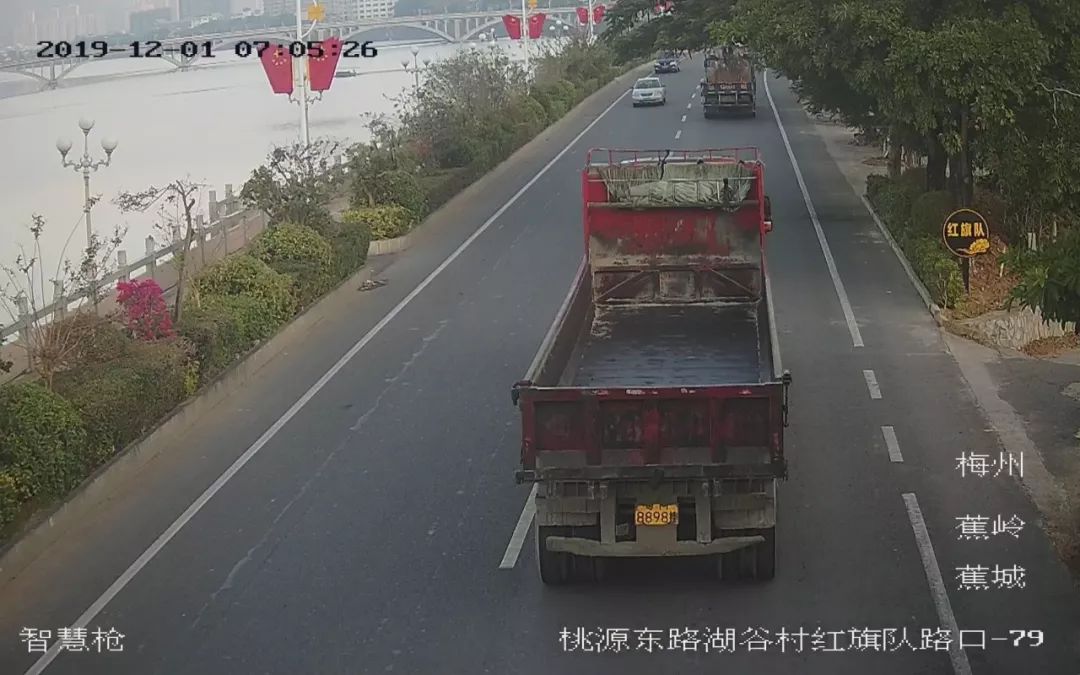 蕉岭交警最新曝光大货车违反禁令标志在河堤行